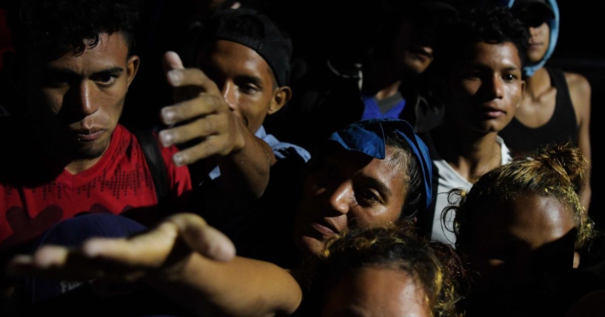 Trump amenaza con cerrar frontera de México por caravana de migrantes