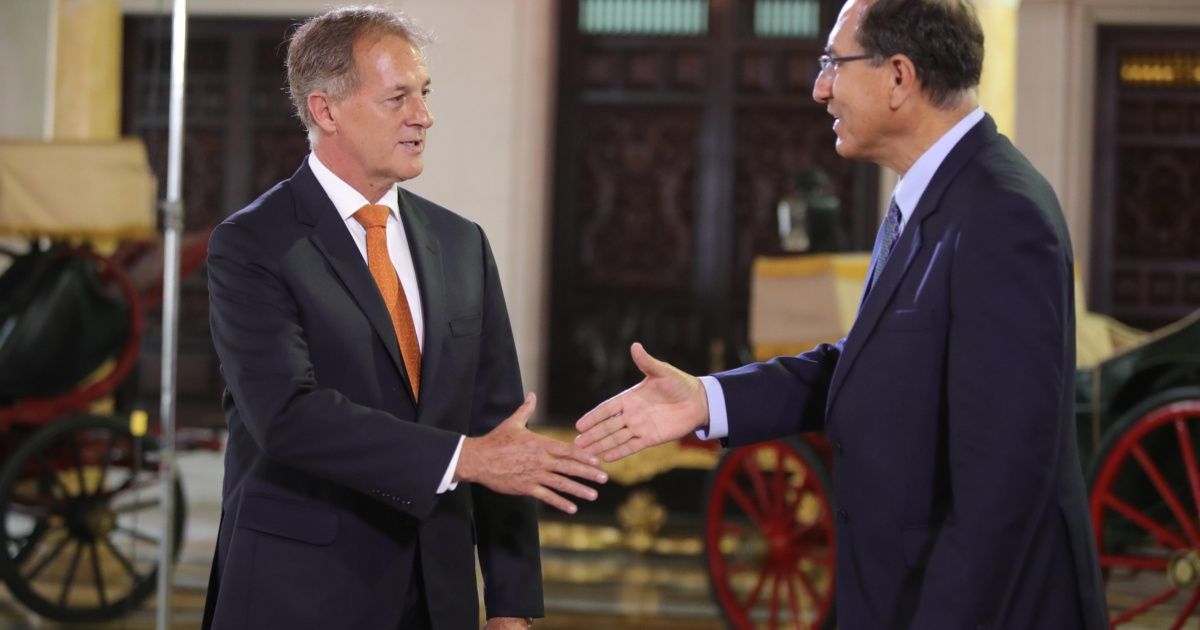 Vizcarra receives Muñoz in the Government Palace