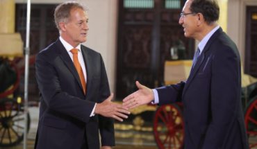 translated from Spanish: Vizcarra receives Muñoz in the Government Palace