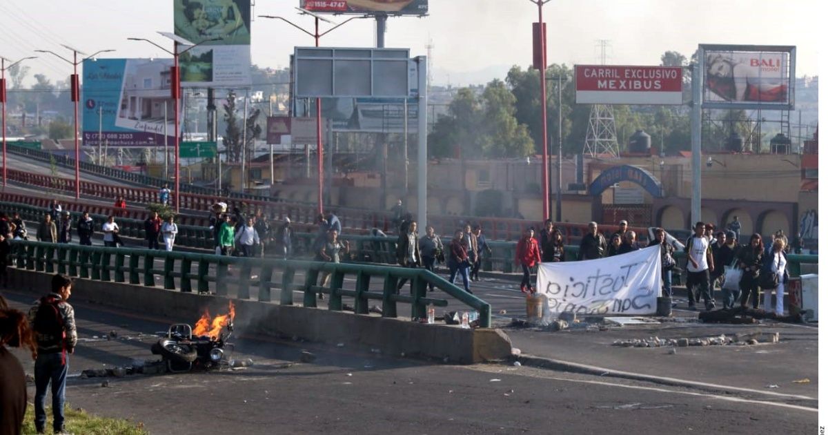 Caos vial por el bloqueo en la autopista México-Pachuca