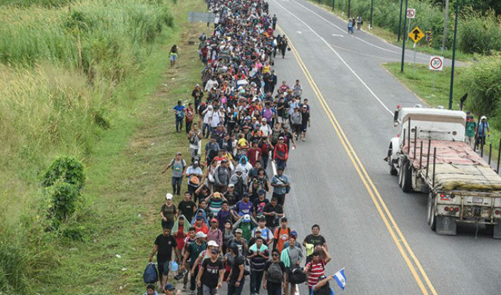 Caravana migrante avanza a pie entre la selva de Veracruz a CDMX