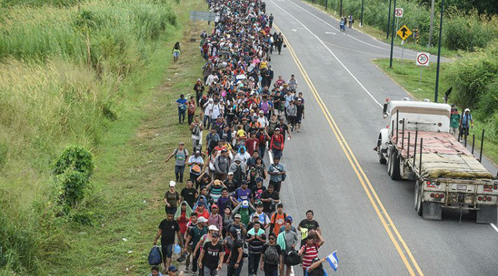 Caravana migrante avanza a pie entre la selva de Veracruz a CDMX