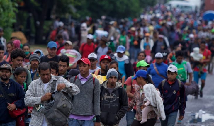 Caravana migrante avanza a pie hacia Isla, Veracruz