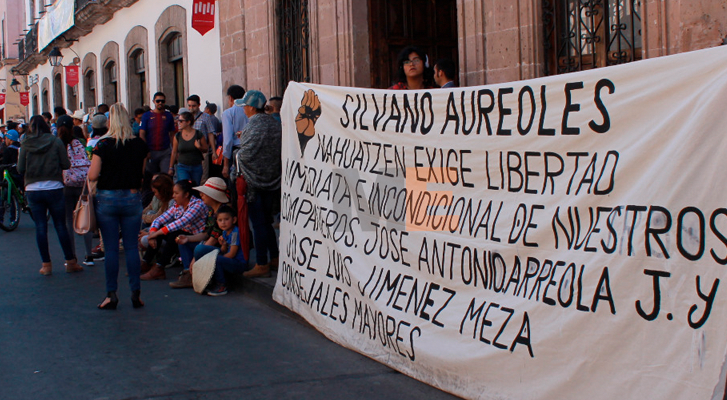 Comuneros de Nahuatzen bloquean Av. Madero, exigen liberación de tres compañeros