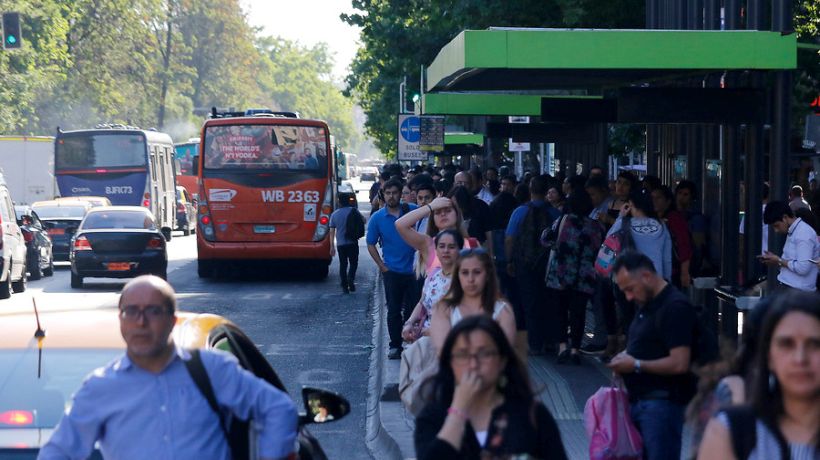 Corte de luz afectó a 170 mil clientes de la Región Metropolitana y generó problemas de transporte en horario punta