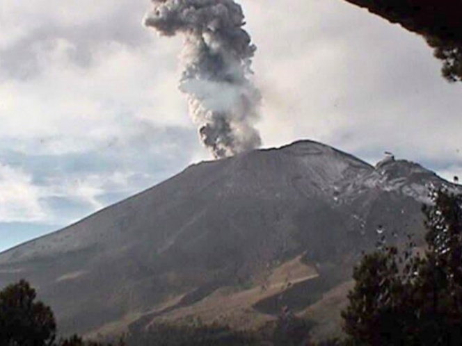 'Don Goyo' emite explosión y humo alcanza los 2 kilómetros