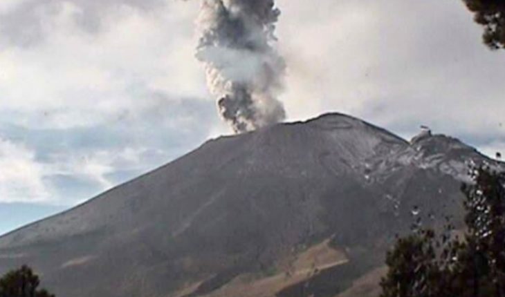 ‘Don Goyo’ emite explosión y humo alcanza los 2 kilómetros