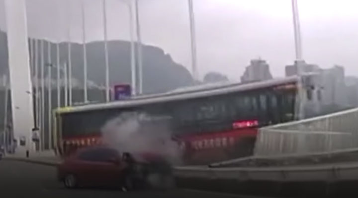 En China, tras pelea entre chofer y pasajera, autobús cae a río; hay 15 muertos