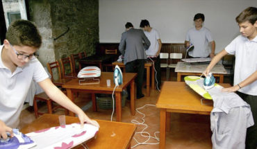 En España, escuela enseña a alumnos varones a cocinar, limpiar, planchar y coser
