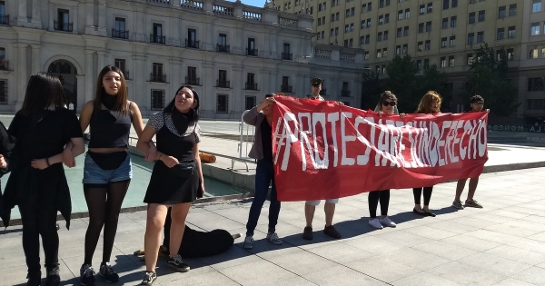 Estudiantes se manifiestan al frente de La Moneda: “El proyecto Aula Segura es una muestra más de las prácticas represivas del Gobierno”