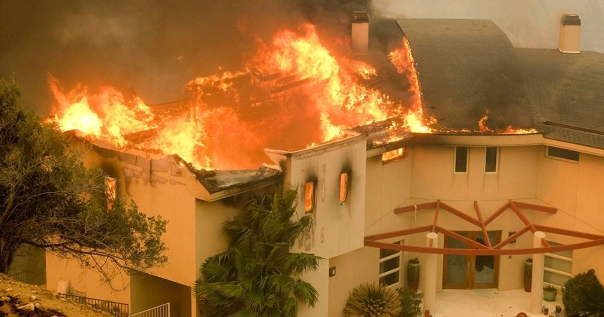 Evacúan a Lady Gaga, Kardashian y Del Toro por incendios