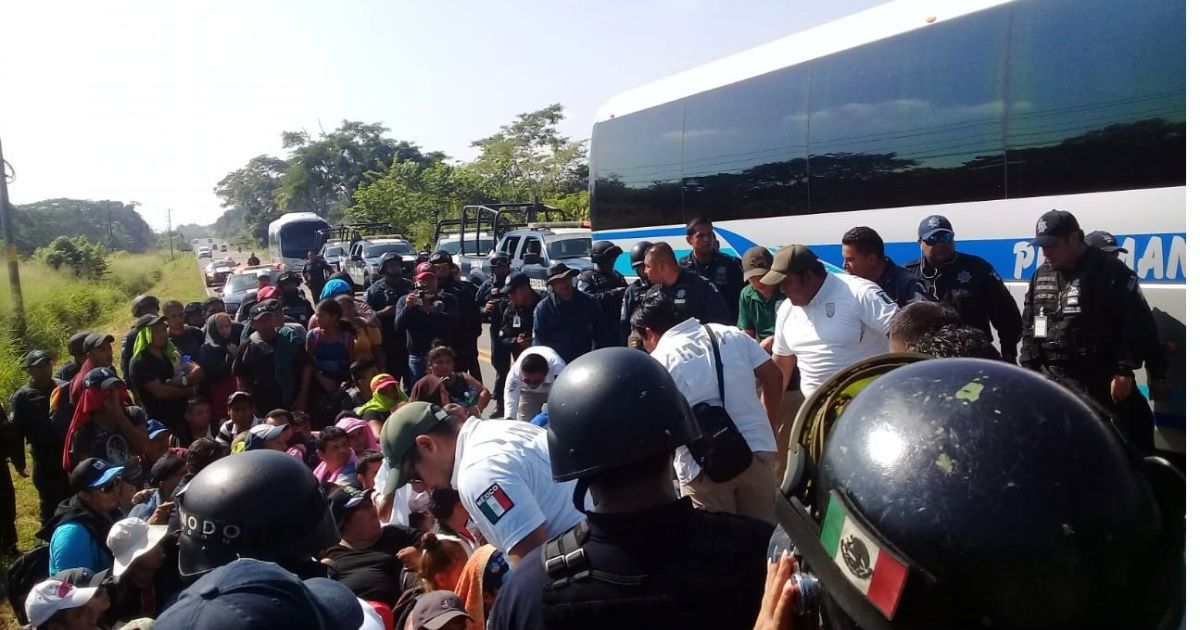Frenan a cuarta caravana de migrantes en Chiapas