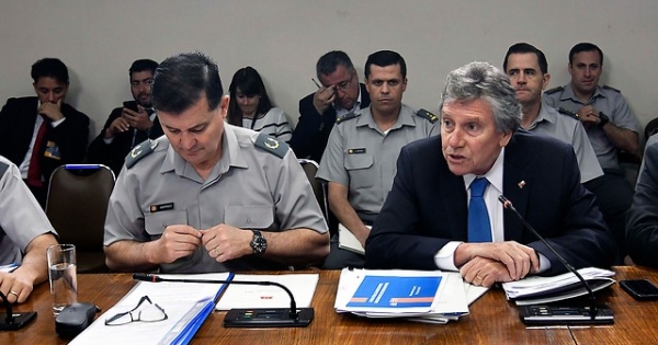 General Ricardo Martínez repite libreto en segundo día de explicaciones ante el Congreso