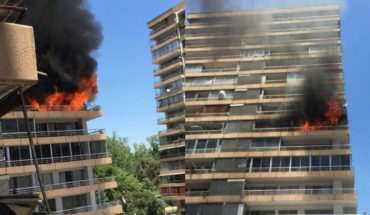 Incendio destruyó dos departamentos en edificio de Las Condes