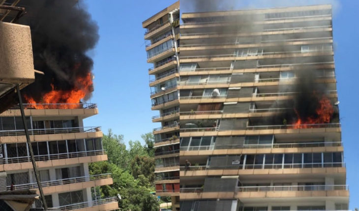 Incendio destruyó dos departamentos en edificio de Las Condes