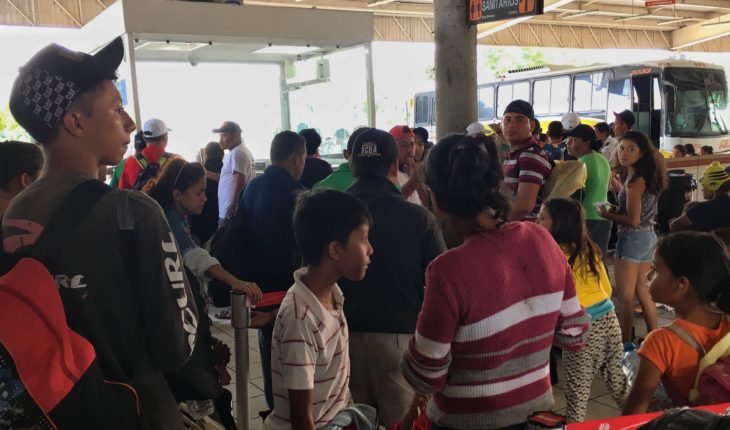 Llegan más de 300 migrantes a CDMX; se refugian en Ciudad Deportiva