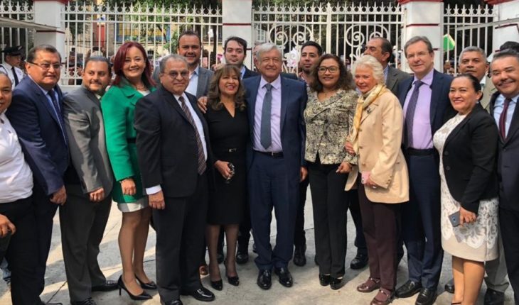 López Obrador se reúne grupo elbista “Maestros por México”
