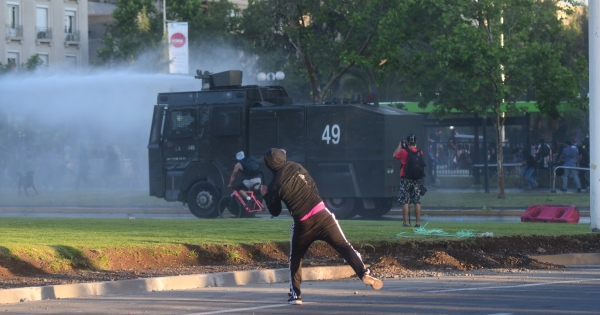 Mano dura policial: Carabineros dispersa protesta en Plaza Italia por muerte de comunero mapuche