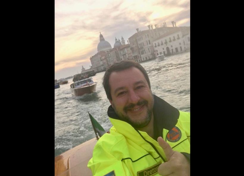 Ministro de Italia causó indignación tras compartir imagen sonriente desde zona de catástrofe en Venecia