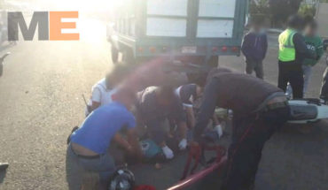 Motociclista resulta herido al chocar contra camioneta, en Zitácuaro
