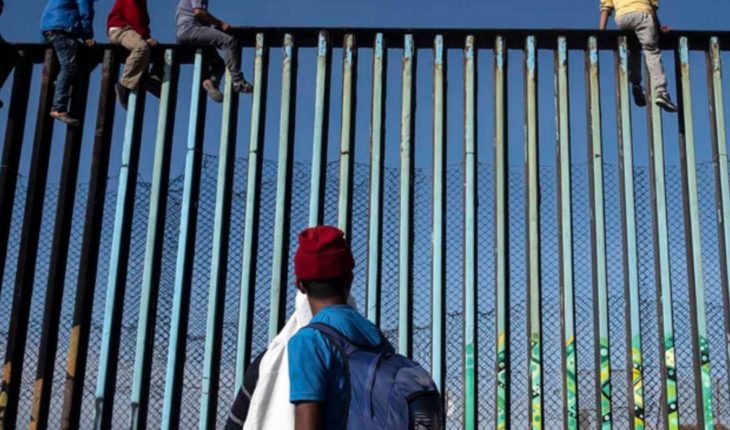 México deportará a migrantes que buscaron cruzar muro de EU