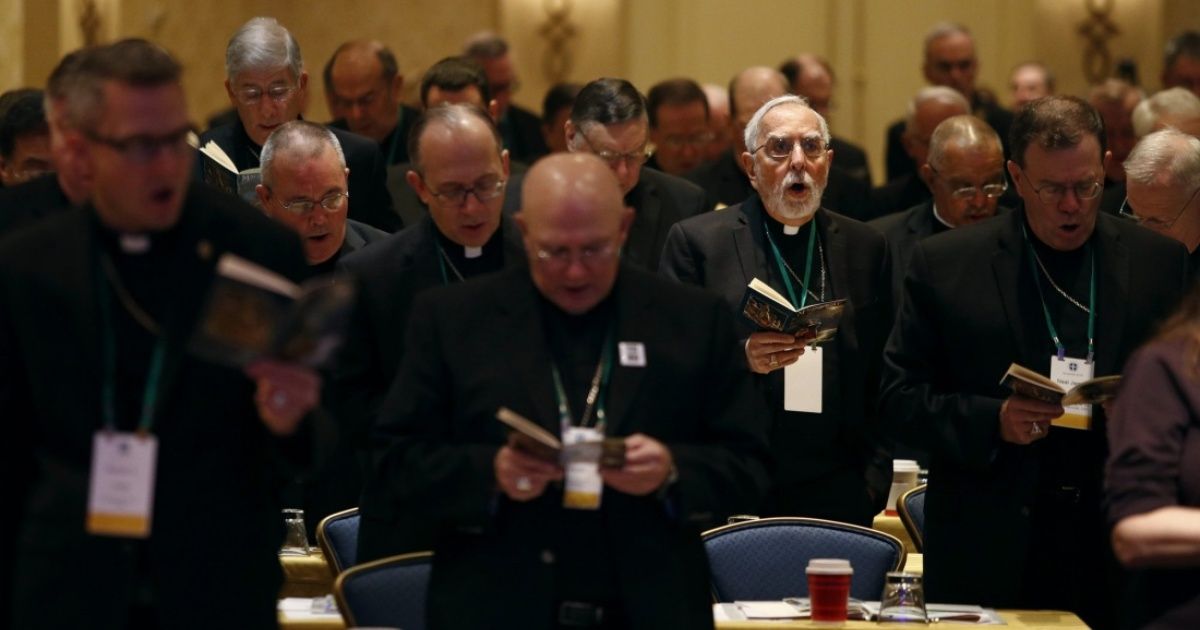 Obispos aplazan votación de medidas para enfrentar abusos