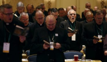 Obispos aplazan votación de medidas para enfrentar abusos