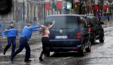 París: Activistas feministas se abalanzaron sobre la camioneta de Trump