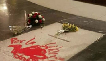 Profanan tumba de Francisco Franco con pintura roja