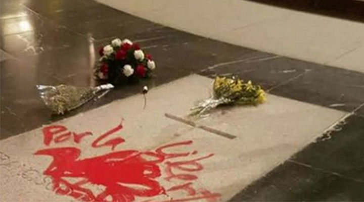 Profanan tumba de Francisco Franco con pintura roja