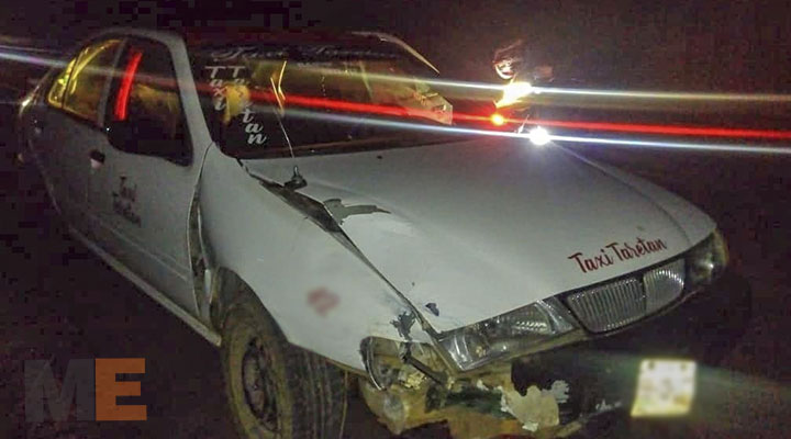 Tras chocar contra motociclista, taxista abandona su unidad en Uruapan, Michoacán; pasajera fallece