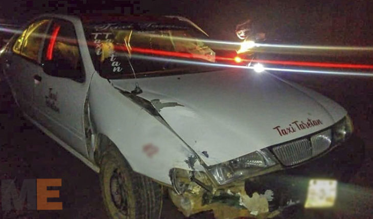 Tras chocar contra motociclista, taxista abandona su unidad en Uruapan, Michoacán; pasajera fallece