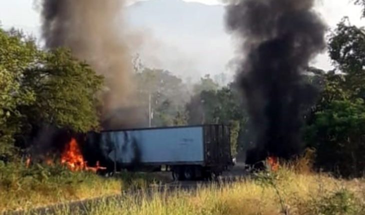 Tras enfrentamiento, bloquean con camiones en llamas accesos a Tomatlán