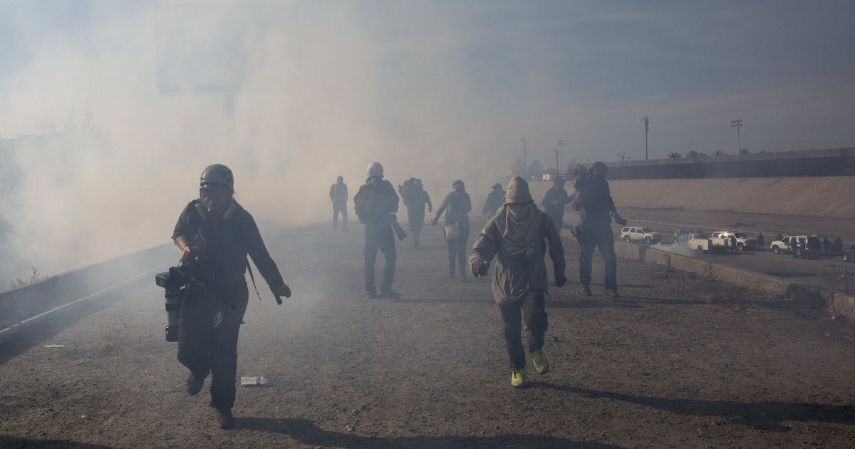 Trump defiende uso de gas lacrimógeno contra migrantes