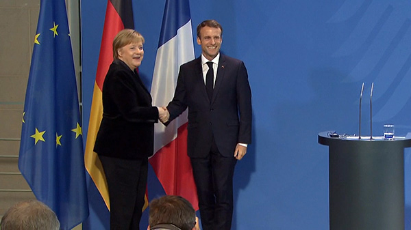 Angela Merkel y Emmanuel Macron durante una rueda de prensa de ayer en Berlín.