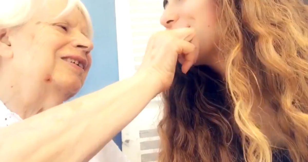 VIDEO: Tierna abuela con Alzheimer se niega a olvidar a su nieta