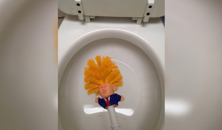 Venden cepillos para inodoro con la figura de Donald Trump, en Reino Unido