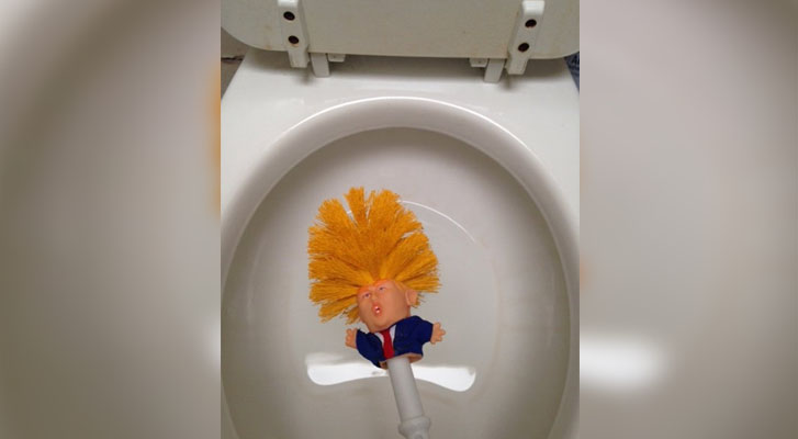 Venden cepillos para inodoro con la figura de Donald Trump, en Reino Unido