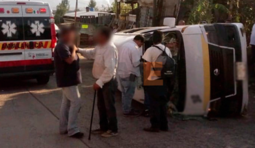 Vuelca combi Ruta Amarilla 2 al quedarse sin frenos; hay 8 heridos en Morelia, Michoacán