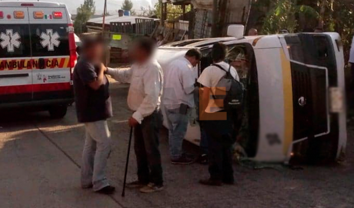 Vuelca combi Ruta Amarilla 2 al quedarse sin frenos; hay 8 heridos en Morelia, Michoacán