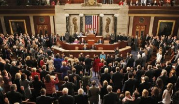 translated from Spanish: 9 Democratic Senators re-validated his seat in the Senate