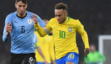 translated from Spanish: A loose Brazil defeated 1-0 to a Uruguay decimated by casualties