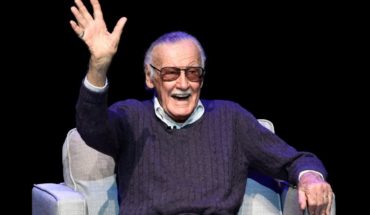 translated from Spanish: Amazing bounce of Andrea Legarreta to Stan Lee