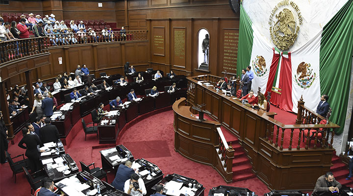 Asistentes al Congreso de Michoacán lanzan monedas y otros objetos contra diputados