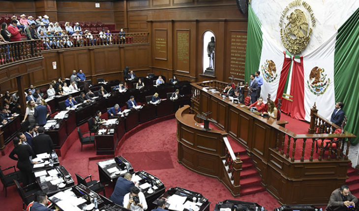 translated from Spanish: Asistentes al Congreso de Michoacán lanzan monedas y otros objetos contra diputados