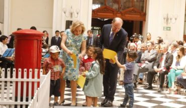 translated from Spanish: Correos de Chile inició campaña navideña para apadrinar a más de 36 mil niños vulnerables