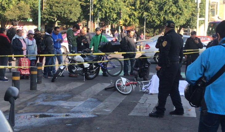 translated from Spanish: Die Ecobici user to be run over on avenida Chapultepec