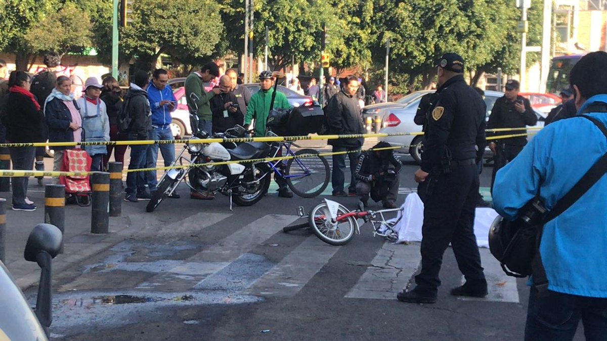 Die Ecobici user to be run over on avenida Chapultepec