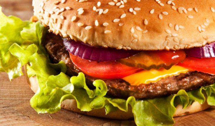 translated from Spanish: Eat only hamburgers for a month and slim 6 kilos