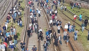 translated from Spanish: El Tren Sarmiento quedó varado y los pasajeros tuvieron que caminar por las vías